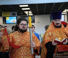 Международный аэропорт Хабаровск встретил Благодатный огонь